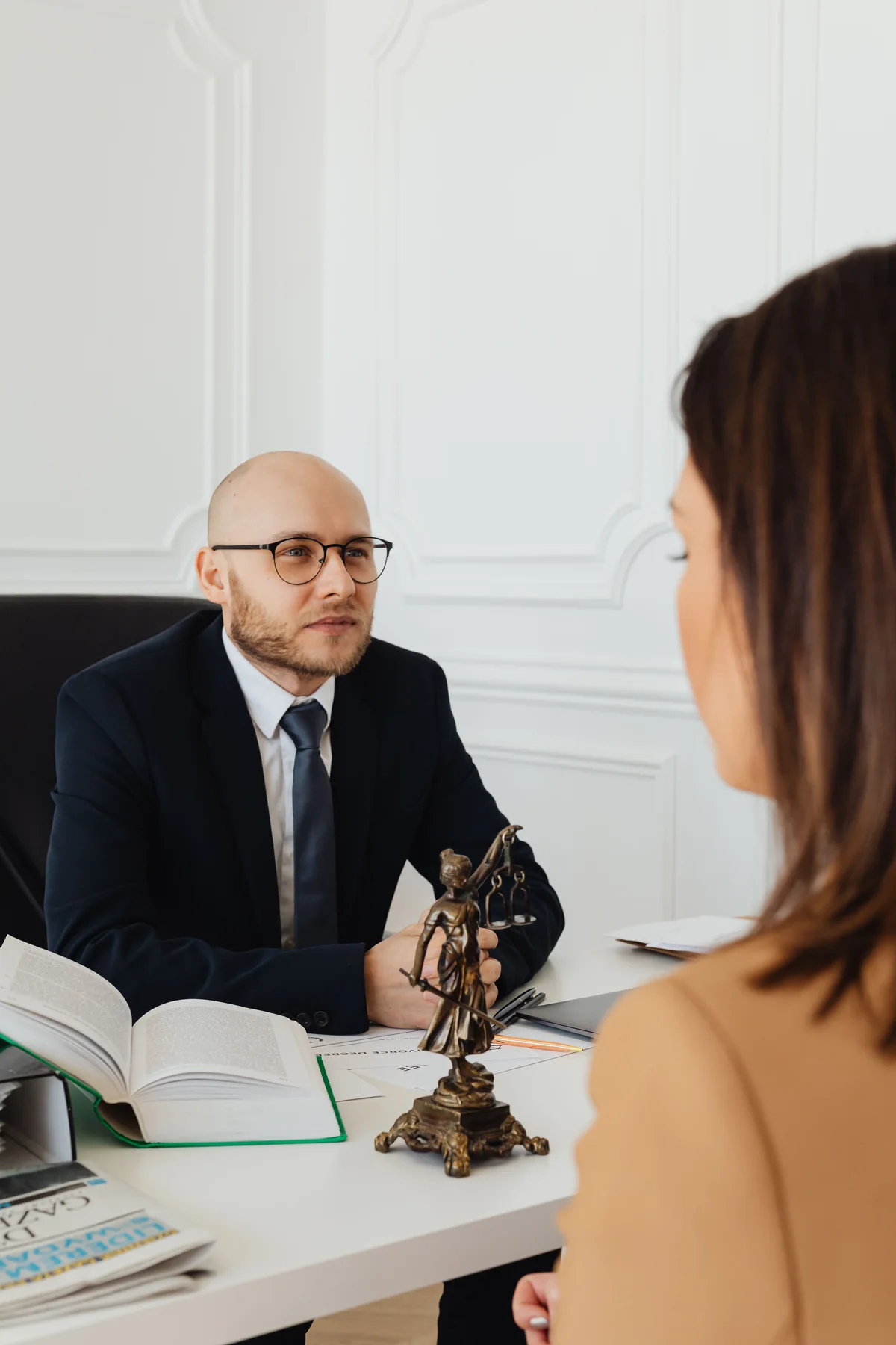 Abogado durante una consulta legal con una clienta